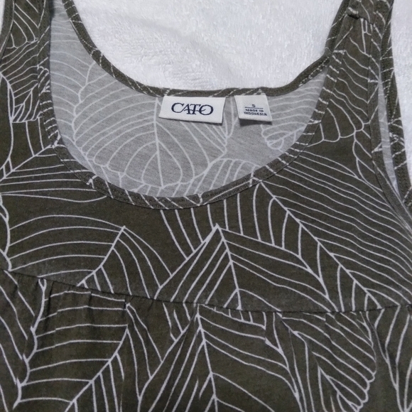 𝅺cato's brand Green leaf print sleeveless top.  Size small. - Picture 2 of 5